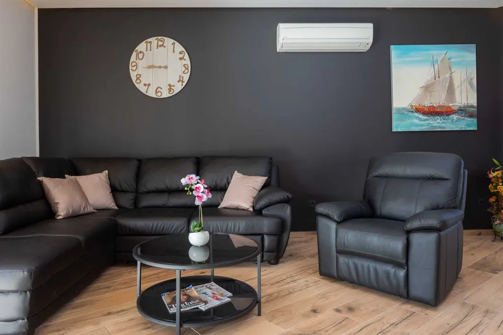5-Bedroom Villa in Vinišće for 10 Guests