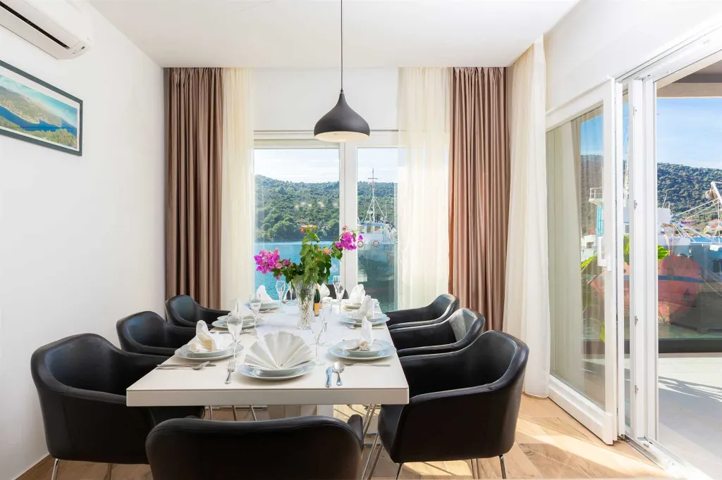 5-Bedroom Villa in Vinišće for 10 Guests