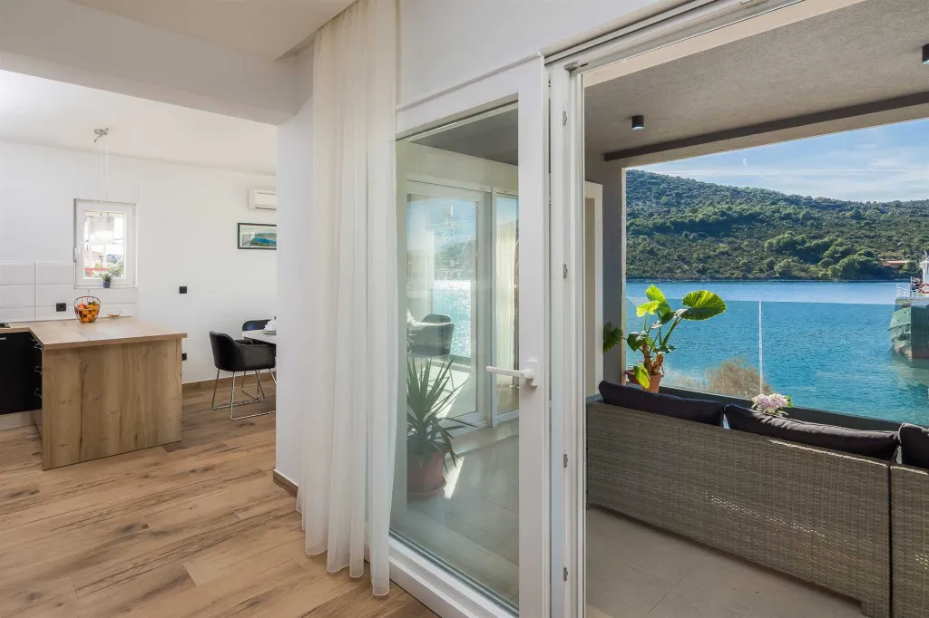 5-Bedroom Villa in Vinišće for 10 Guests