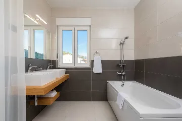 5-Bedroom Villa in Vinišće for 10 Guests