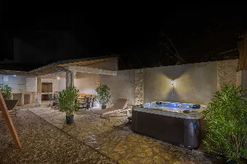 5-Bedroom Villa in Vinišće for 10 Guests