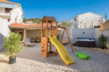 5-Bedroom Villa in Vinišće for 10 Guests