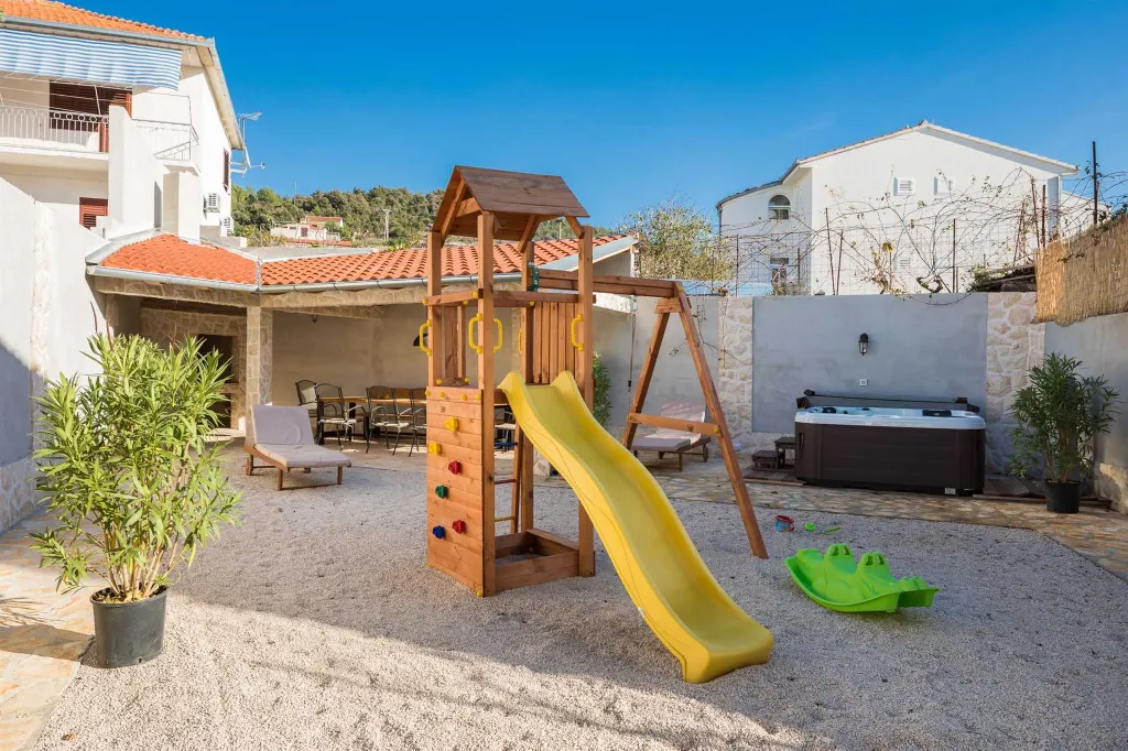 5-Bedroom Villa in Vinišće for 10 Guests
