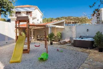 5-Bedroom Villa in Vinišće for 10 Guests