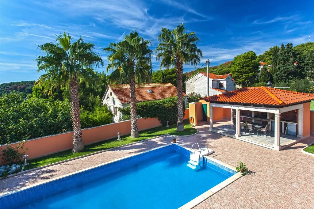 Villa with Private Pool in Sumartin for 8 Guests