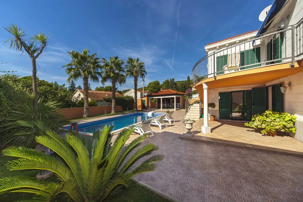 Villa with Private Pool in Sumartin for 8 Guests
