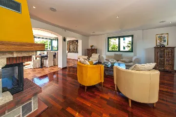 Villa with Private Pool in Sumartin for 8 Guests