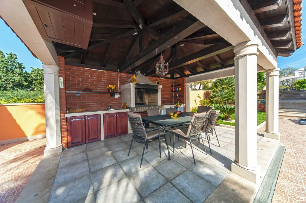 Villa with Private Pool in Sumartin for 8 Guests