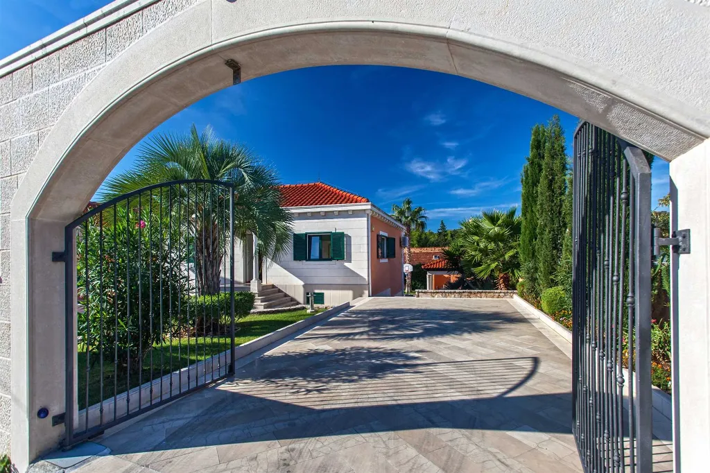 Villa with Private Pool in Sumartin for 8 Guests