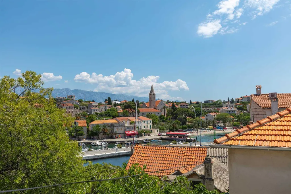 4-Bedroom Villa with Pool in Sumartin, Croatia