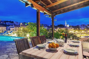 Air-Conditioned Villa with Pool in Sumartin