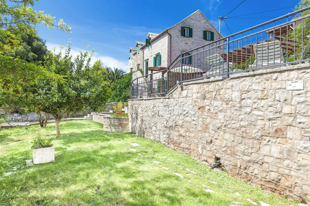 Air-Conditioned Villa with Pool in Sumartin