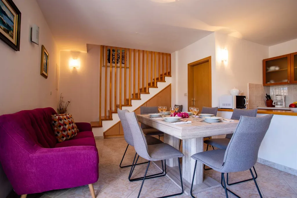 Air-Conditioned Villa with Pool in Sumartin