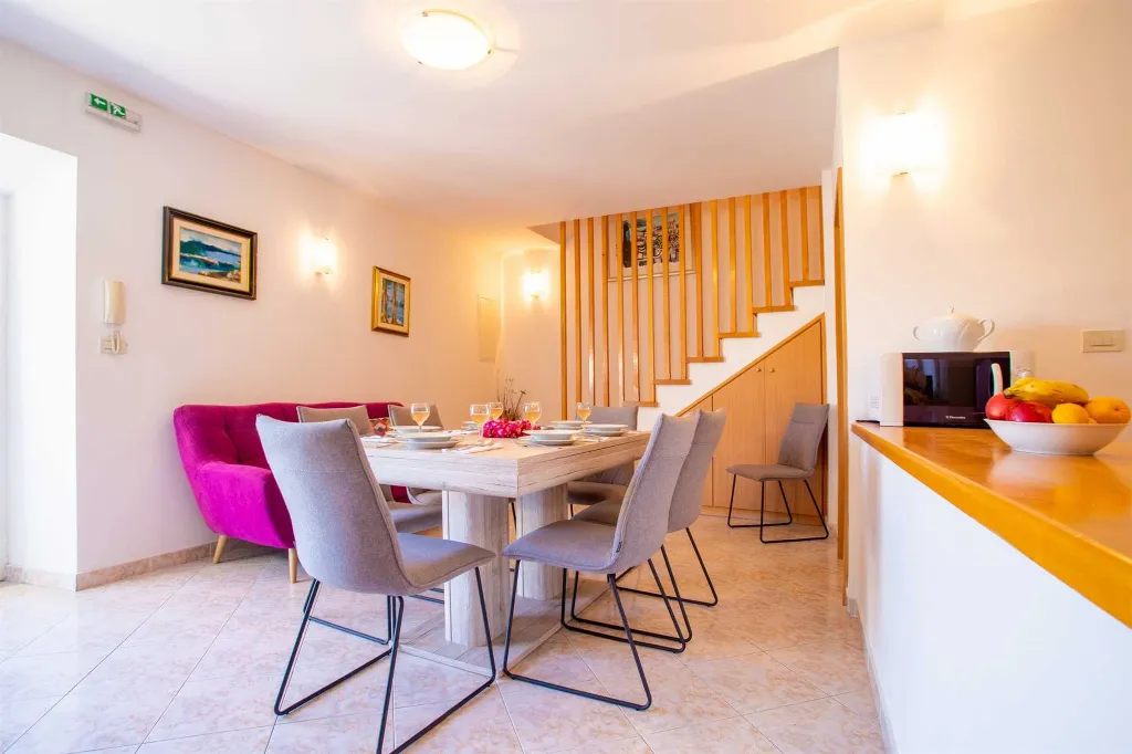 Air-Conditioned Villa with Pool in Sumartin