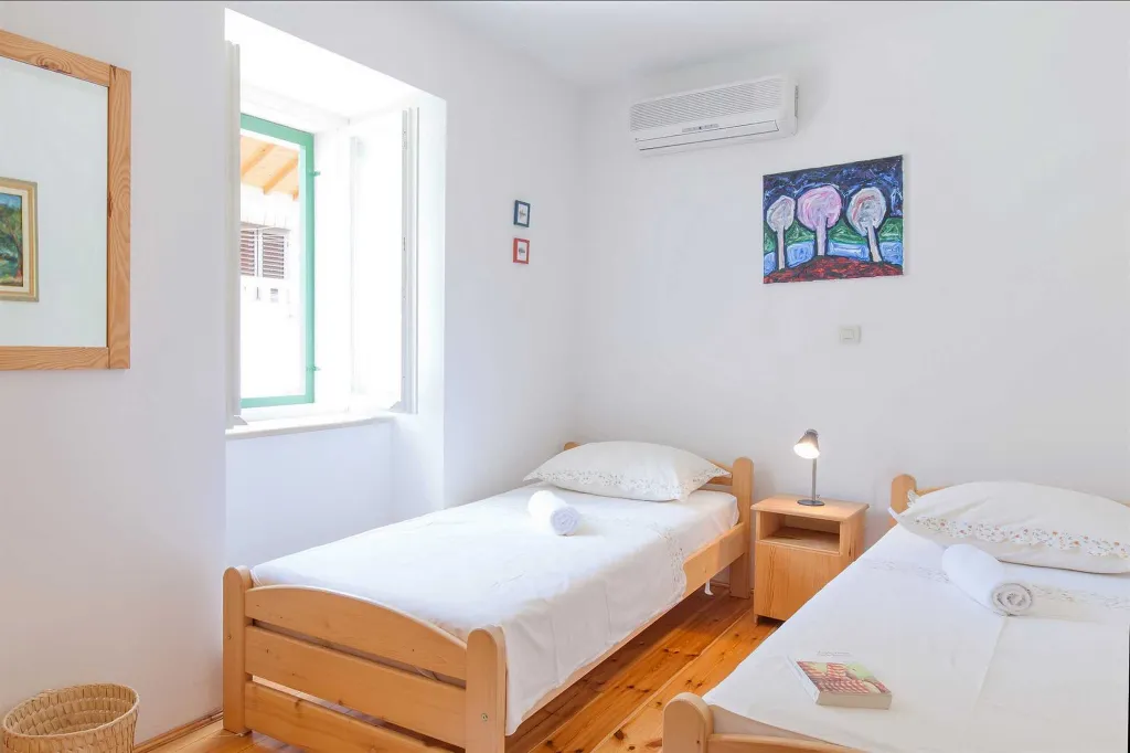 Air-Conditioned Villa with Pool in Sumartin