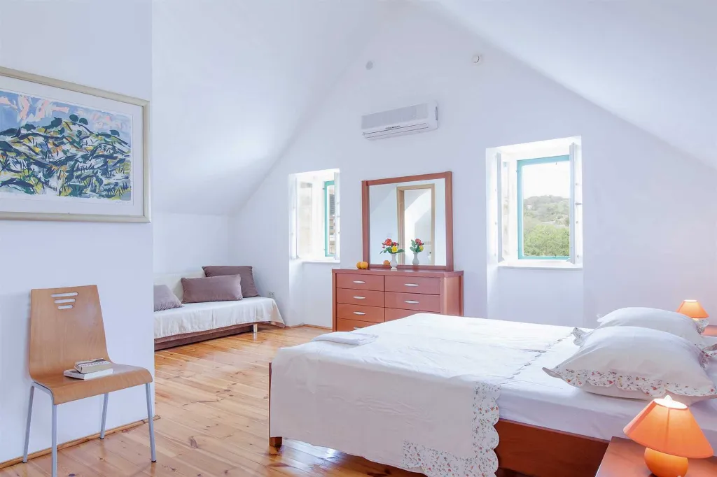 Air-Conditioned Villa with Pool in Sumartin