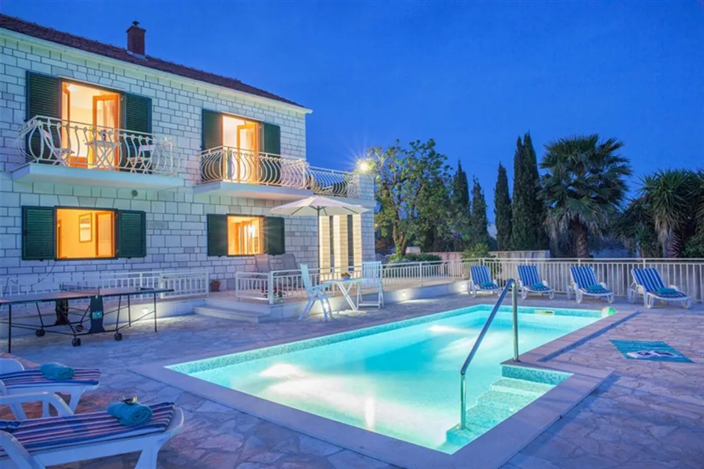 Pet-Friendly 4-Bedroom Villa in Sumartin, Brač