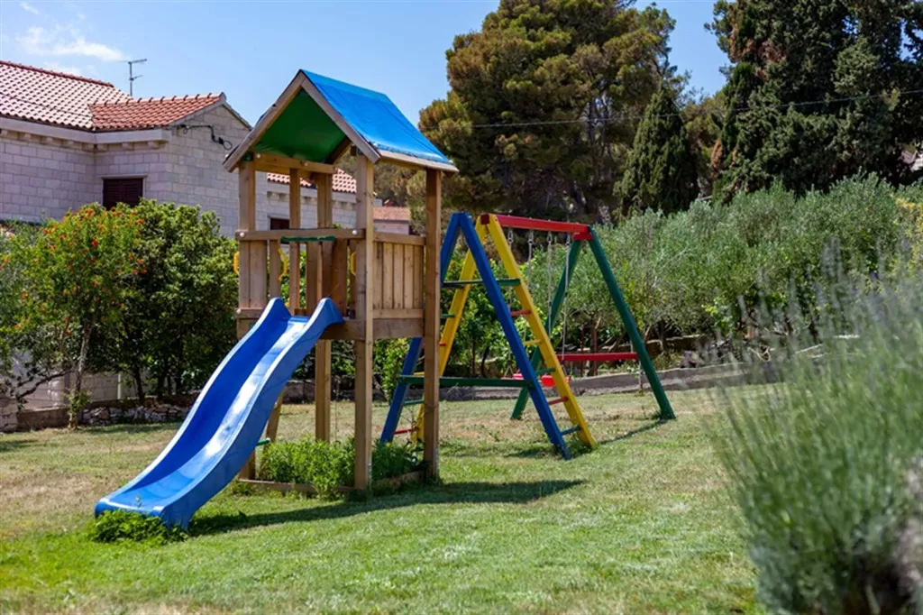 Pet-Friendly 4-Bedroom Villa in Sumartin, Brač