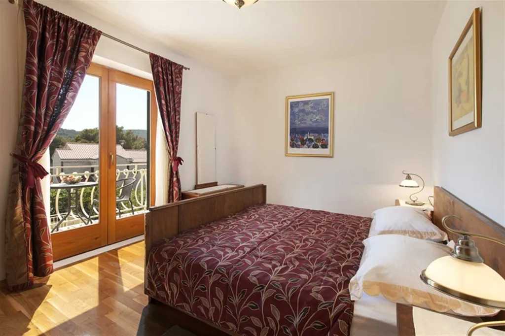 Pet-Friendly 4-Bedroom Villa in Sumartin, Brač