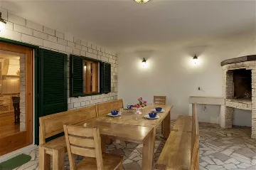 Pet-Friendly 4-Bedroom Villa in Sumartin, Brač