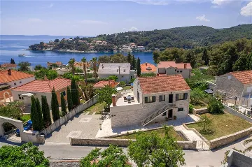 Pet-Friendly 4-Bedroom Villa in Sumartin, Brač