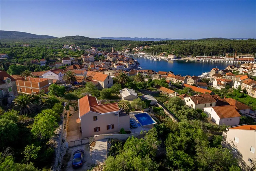 3-Bedroom Villa for 6 Guests in Milna, Croatia