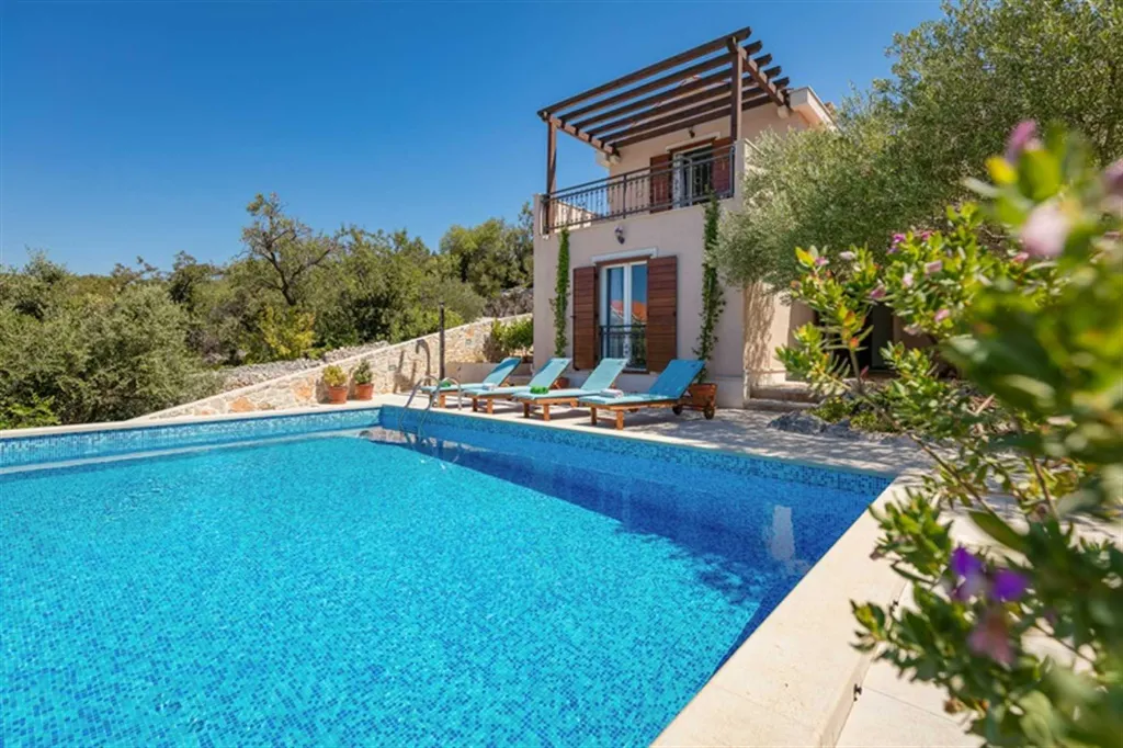 3-Bedroom Villa for 6 Guests in Milna, Croatia