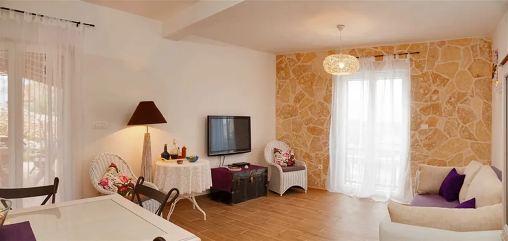 3-Bedroom Villa for 6 Guests in Milna, Croatia