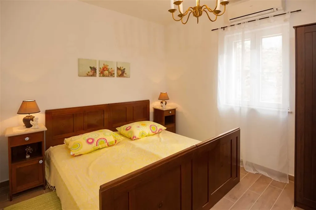 3-Bedroom Villa for 6 Guests in Milna, Croatia