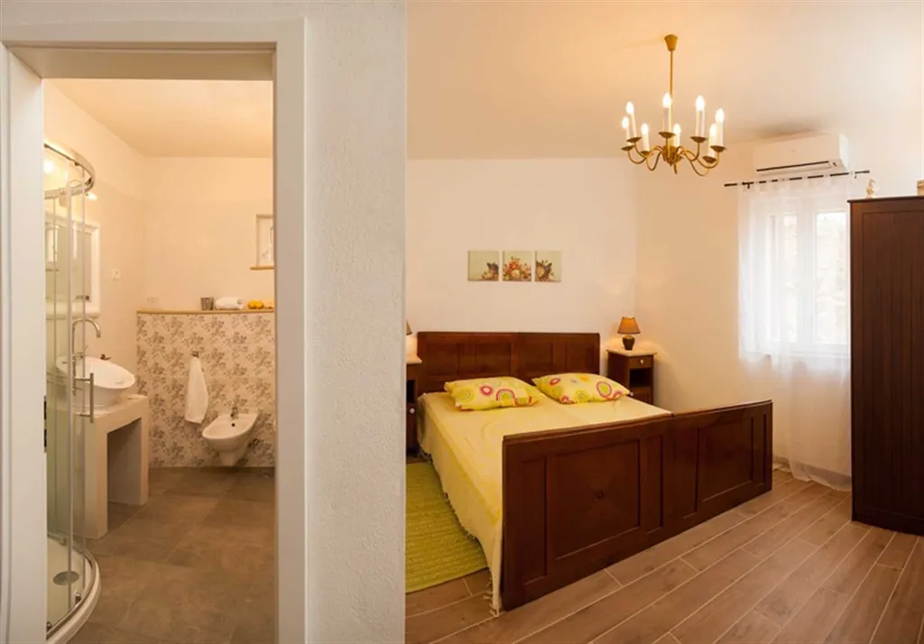 3-Bedroom Villa for 6 Guests in Milna, Croatia