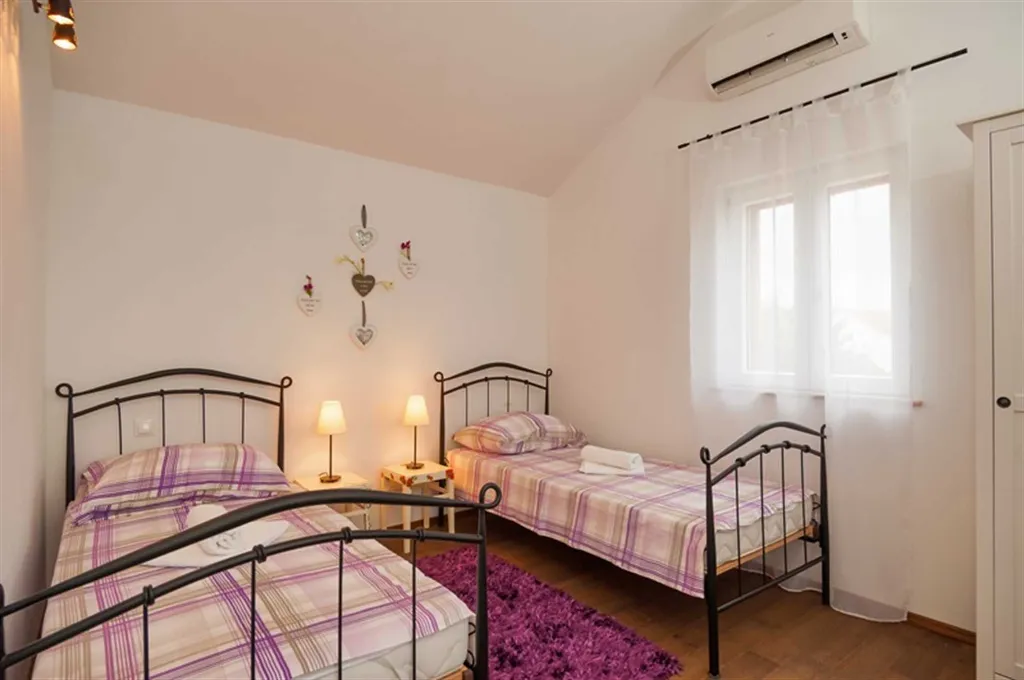 3-Bedroom Villa for 6 Guests in Milna, Croatia