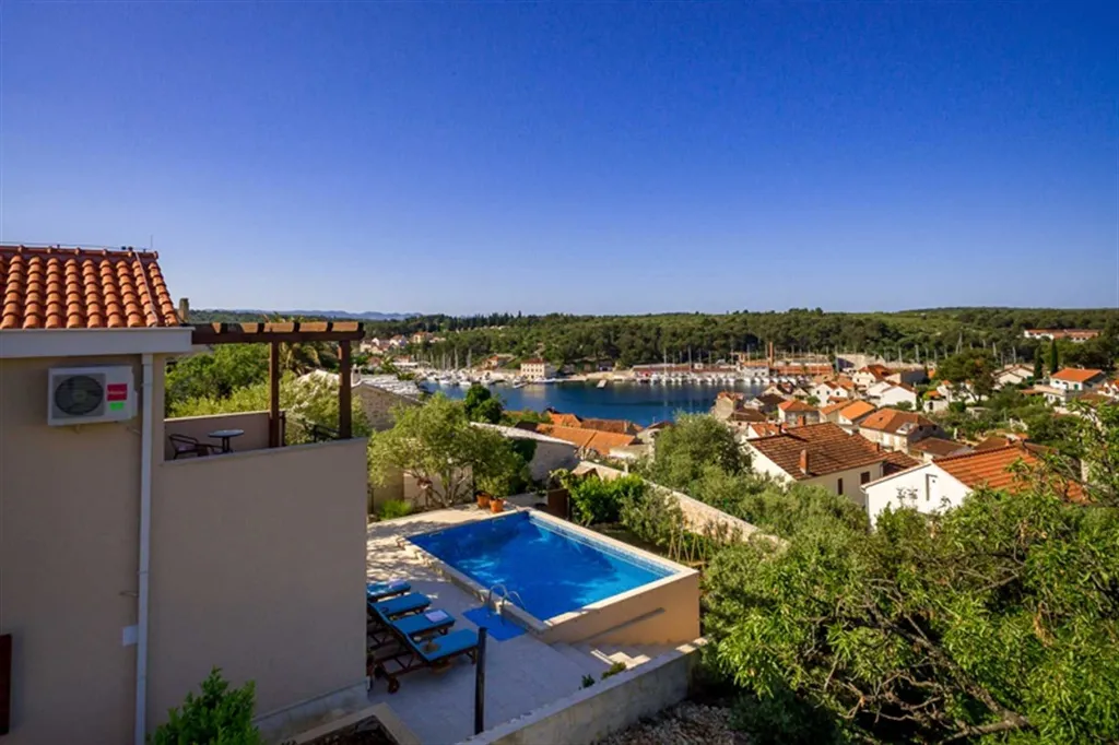 3-Bedroom Villa for 6 Guests in Milna, Croatia