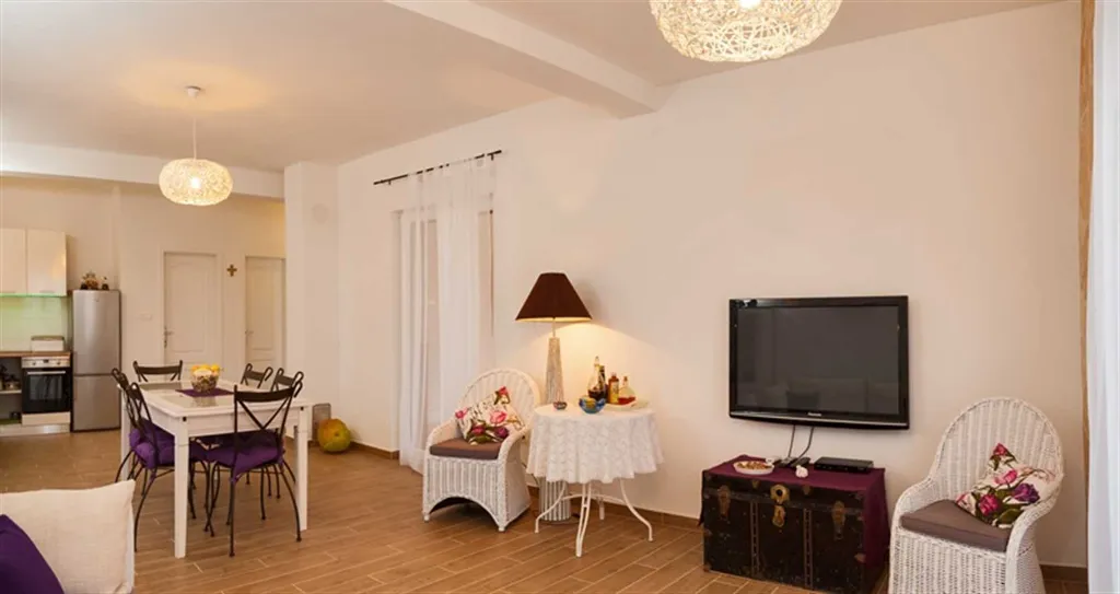 3-Bedroom Villa for 6 Guests in Milna, Croatia