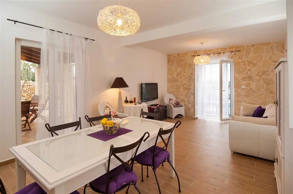 3-Bedroom Villa for 6 Guests in Milna, Croatia