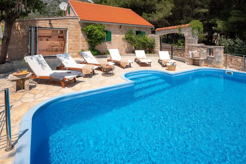 3-Bedroom Villa in Bol with Outdoor Pool