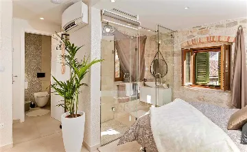 Central Split Air-Conditioned Apartment for 2