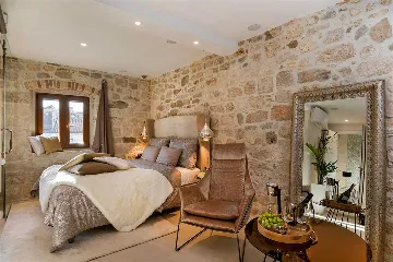 Central Split Air-Conditioned Apartment for 2