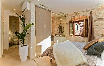 Central Split Air-Conditioned Apartment for 2