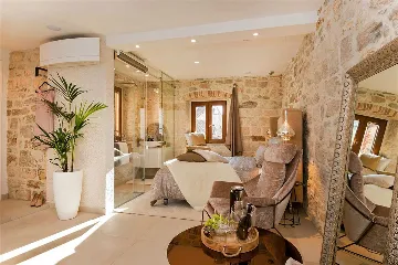 Central Split Air-Conditioned Apartment for 2