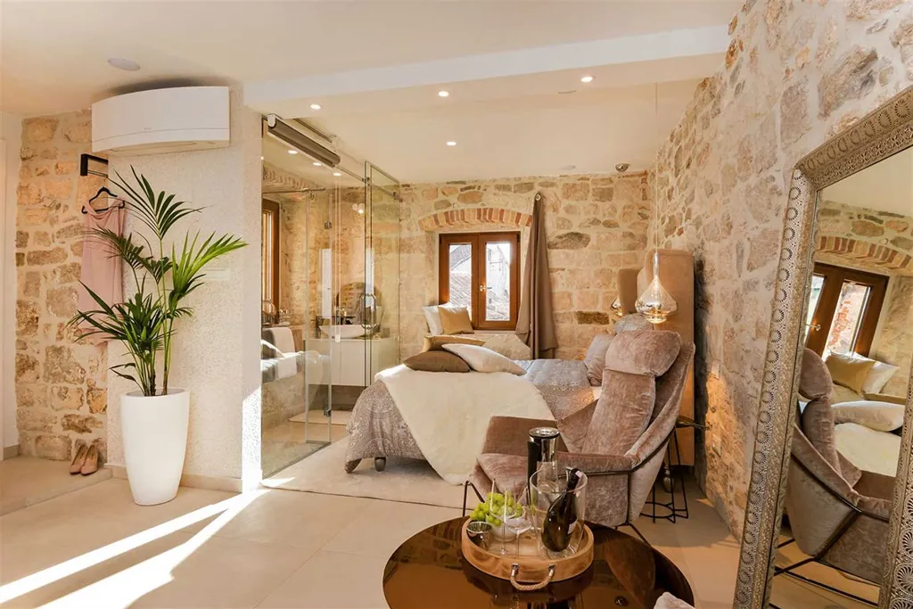 Central Split Air-Conditioned Apartment for 2