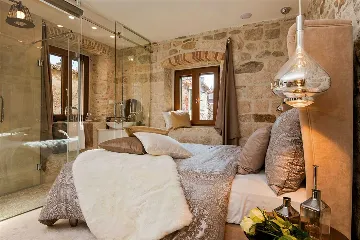 Central Split Air-Conditioned Apartment for 2