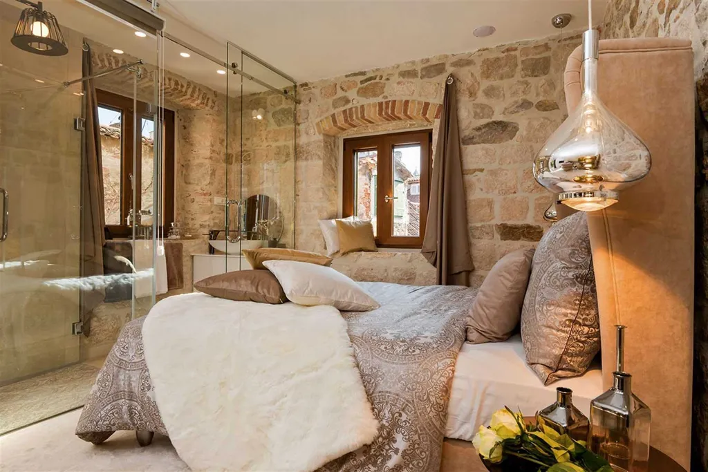 Central Split Air-Conditioned Apartment for 2