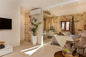 Central Split Air-Conditioned Apartment for 2