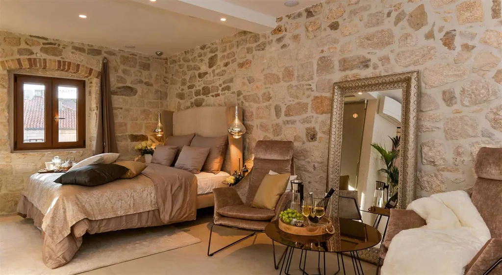 Central Split Air-Conditioned Apartment for 2