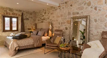 Central Split Air-Conditioned Apartment for 2