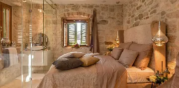 Central Split Air-Conditioned Apartment for 2