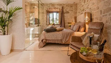 Central Split Air-Conditioned Apartment for 2