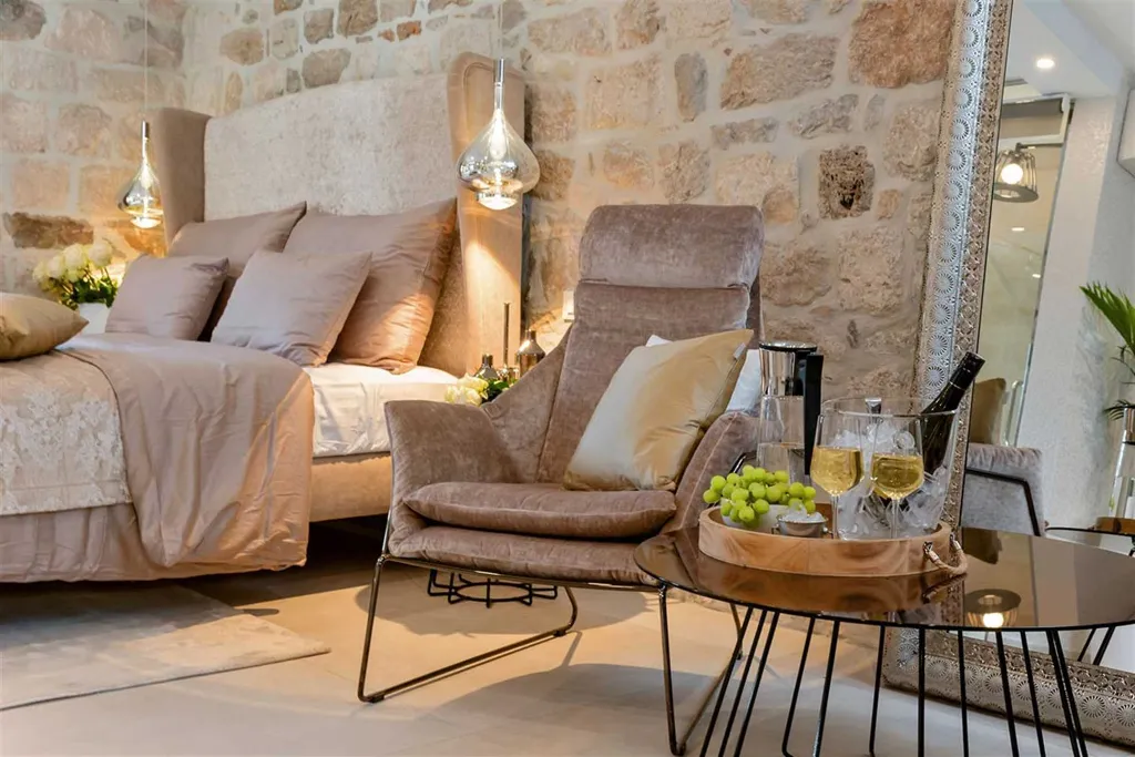 Central Split Air-Conditioned Apartment for 2