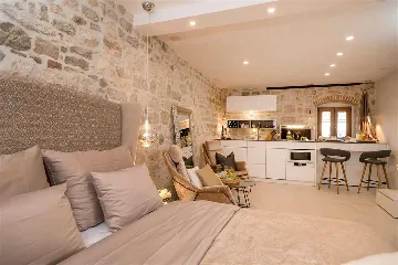 Central Split Air-Conditioned Apartment for 2