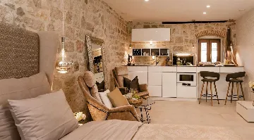 Central Split Air-Conditioned Apartment for 2